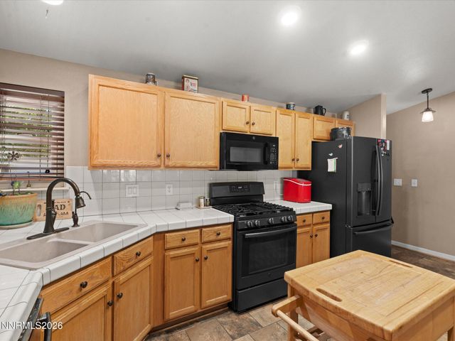 1476 Grey Bluffs Drive, Fernley, NV 89408