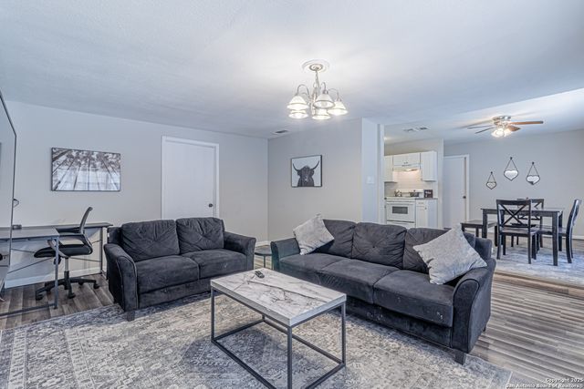 530 Valley Park Dr, San Antonio, TX 78227