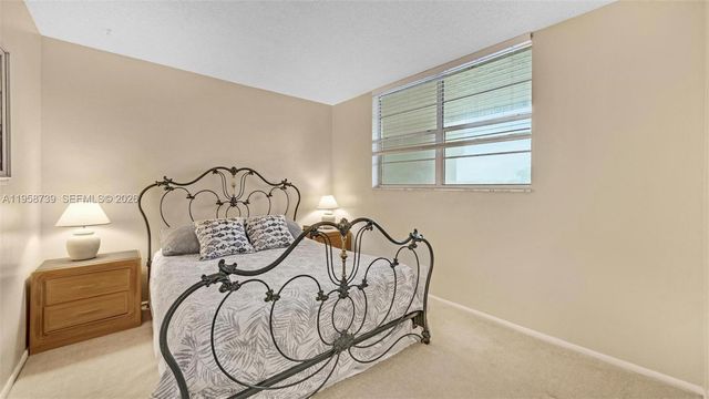 9460 Poinciana Pl 404, Davie, FL 33324