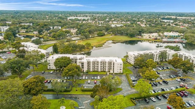 9460 Poinciana Pl 404, Davie, FL 33324