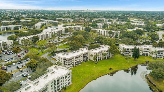 9460 Poinciana Pl 404, Davie, FL 33324