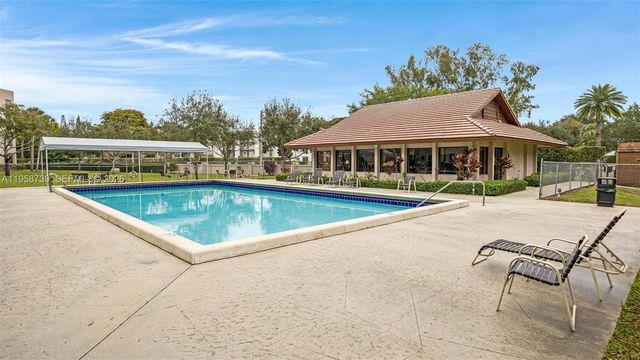 9460 Poinciana Pl 404, Davie, FL 33324