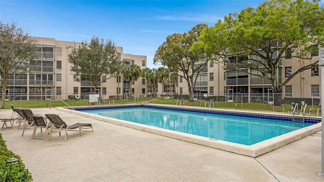 9460 Poinciana Pl 404, Davie, FL 33324