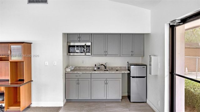 9460 Poinciana Pl 404, Davie, FL 33324