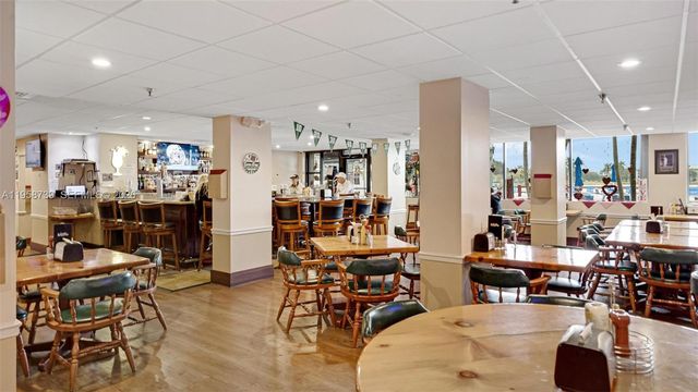 9460 Poinciana Pl 404, Davie, FL 33324