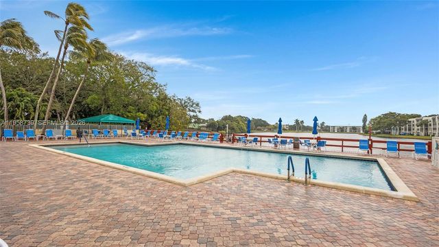 9460 Poinciana Pl 404, Davie, FL 33324