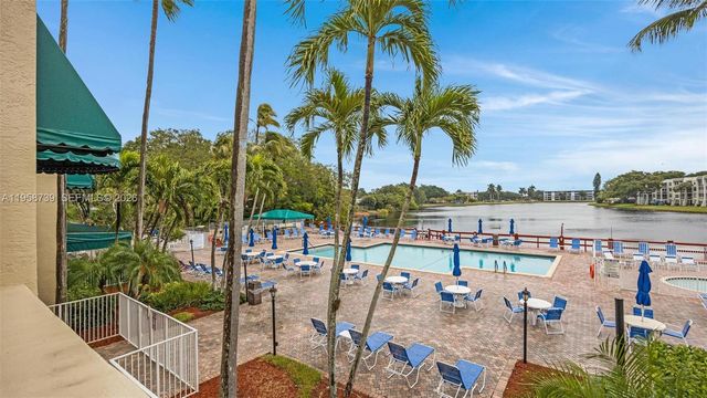 9460 Poinciana Pl 404, Davie, FL 33324