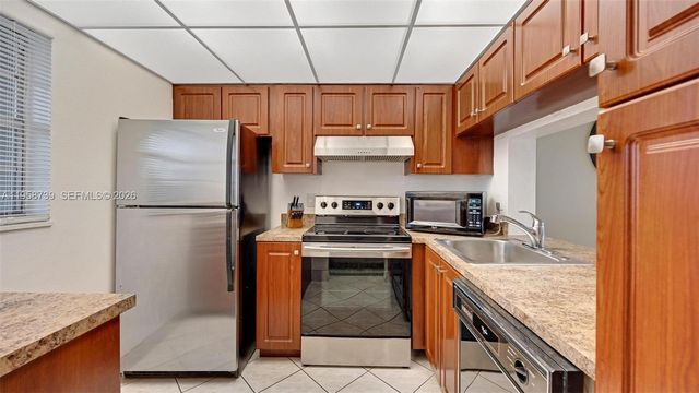 9460 Poinciana Pl 404, Davie, FL 33324