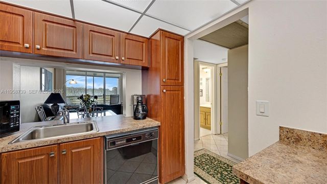 9460 Poinciana Pl 404, Davie, FL 33324