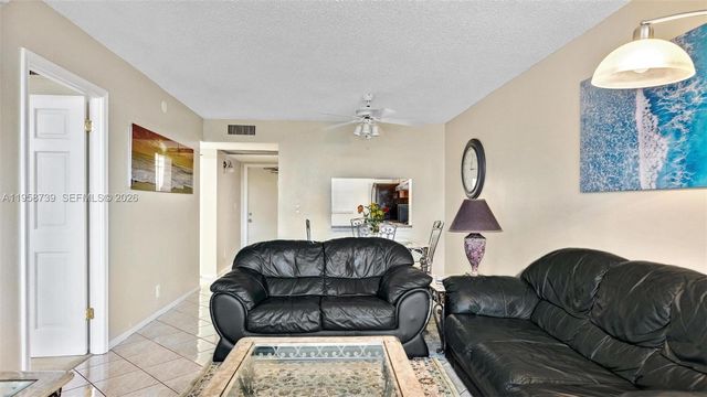 9460 Poinciana Pl 404, Davie, FL 33324