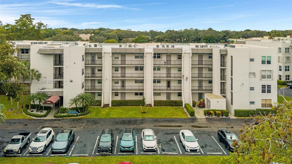 9460 Poinciana Pl 404, Davie, FL 33324