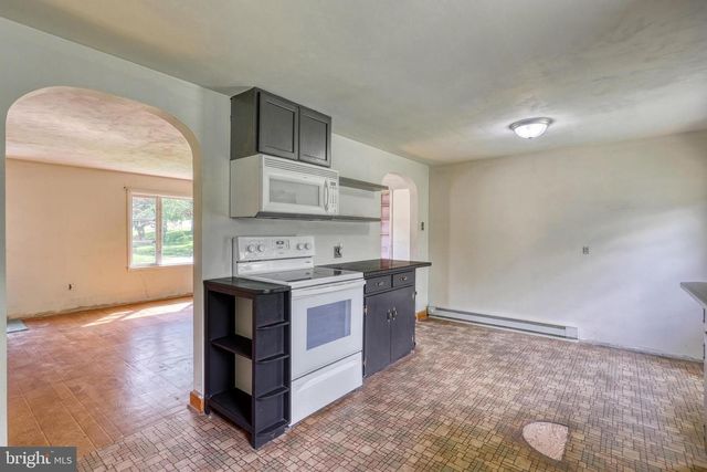 9 PINE GROVE RD, Hanover, PA 17331