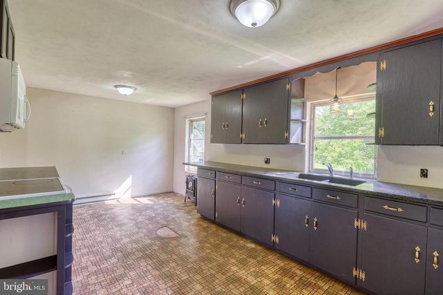 9 PINE GROVE RD, Hanover, PA 17331