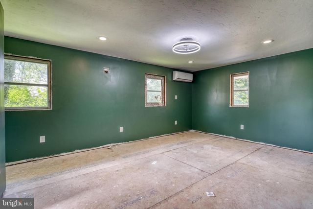 9 PINE GROVE RD, Hanover, PA 17331