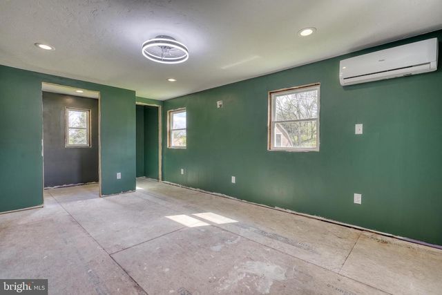 9 PINE GROVE RD, Hanover, PA 17331