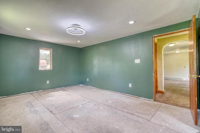 9 PINE GROVE RD, Hanover, PA 17331