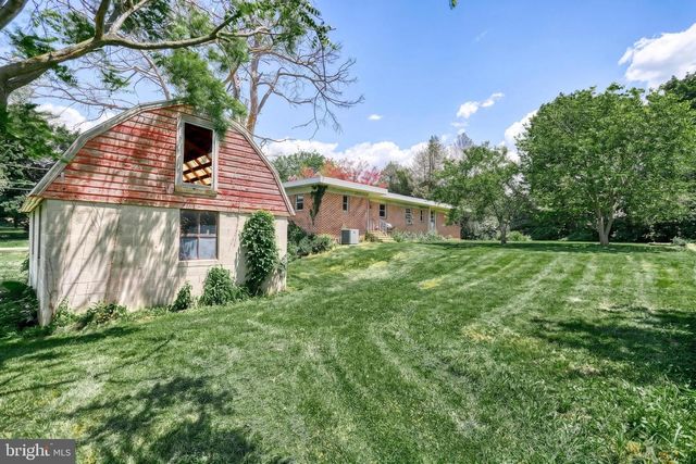 9 PINE GROVE RD, Hanover, PA 17331