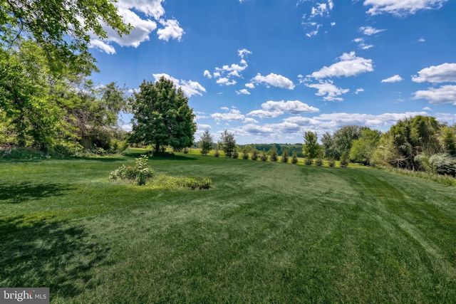 9 PINE GROVE RD, Hanover, PA 17331