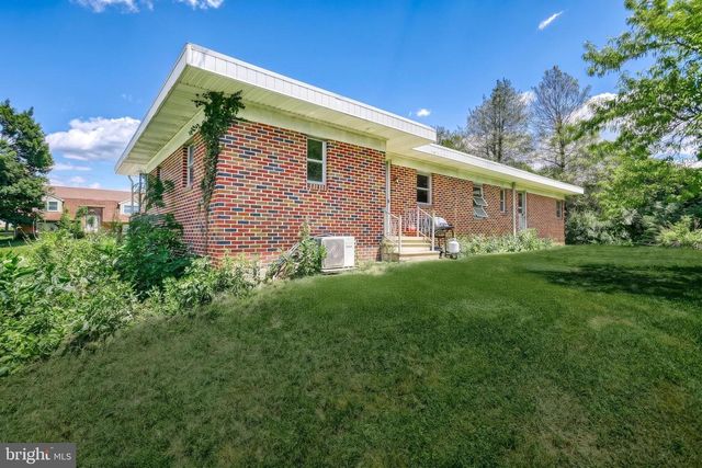 9 PINE GROVE RD, Hanover, PA 17331