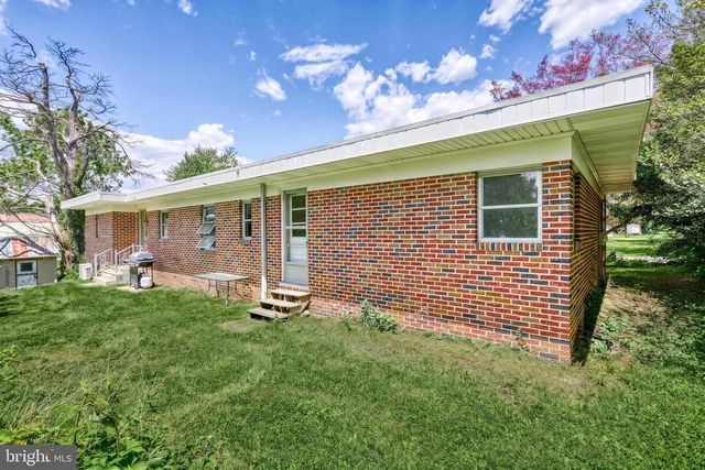 9 PINE GROVE RD, Hanover, PA 17331