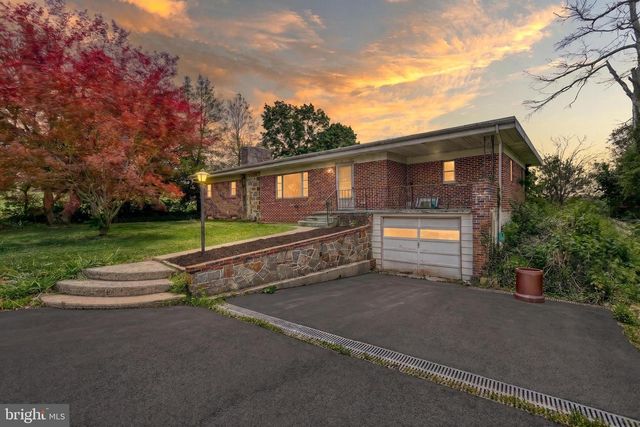 9 PINE GROVE RD, Hanover, PA 17331