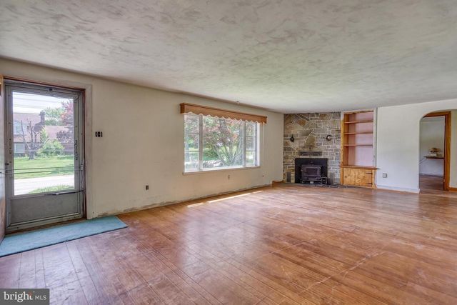9 PINE GROVE RD, Hanover, PA 17331