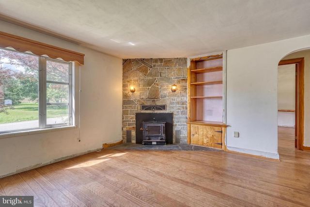 9 PINE GROVE RD, Hanover, PA 17331