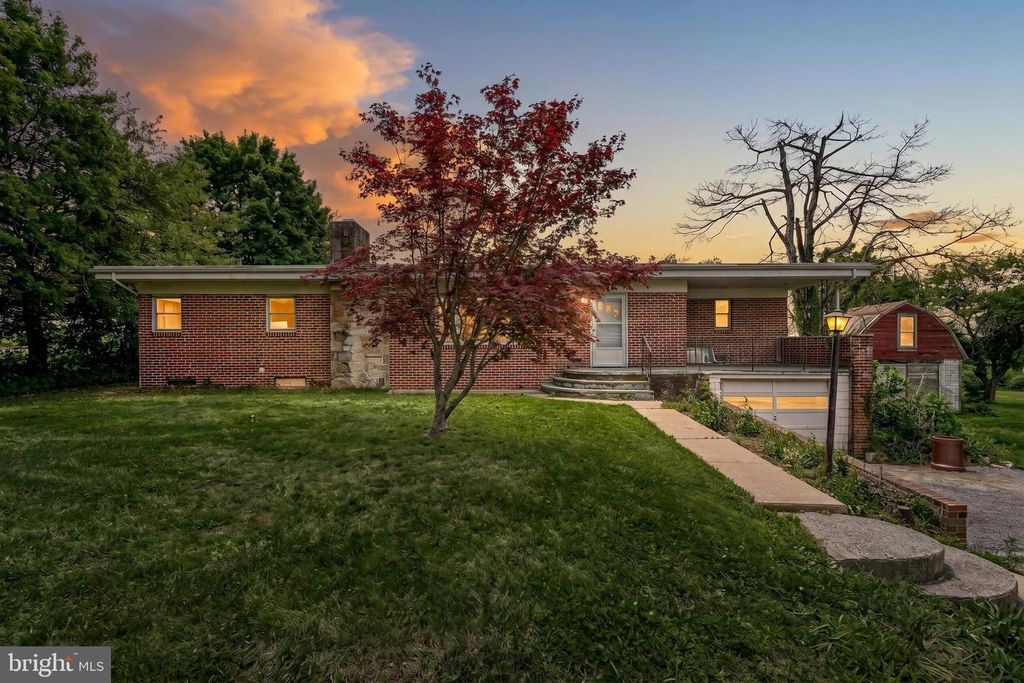9 PINE GROVE RD, Hanover, PA 17331