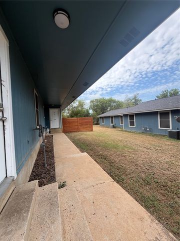 509 Central Ave B, Elgin, TX 78621