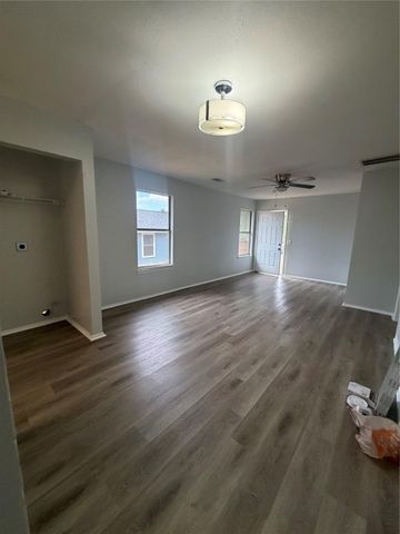 509 Central Ave B, Elgin, TX 78621
