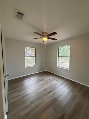 509 Central Ave B, Elgin, TX 78621