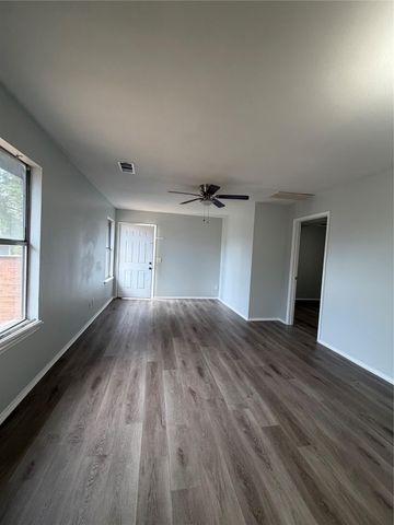 509 Central Ave B, Elgin, TX 78621