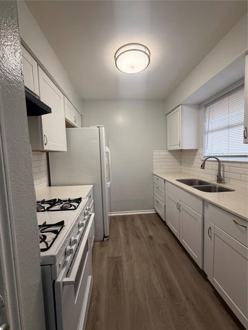 509 Central Ave B, Elgin, TX 78621