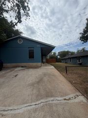 509 Central Ave B, Elgin, TX 78621