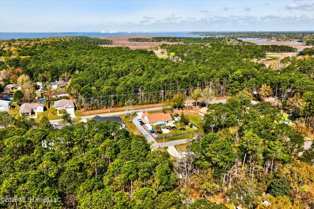 2000 Deer Street, Ocean Springs, MS 39564