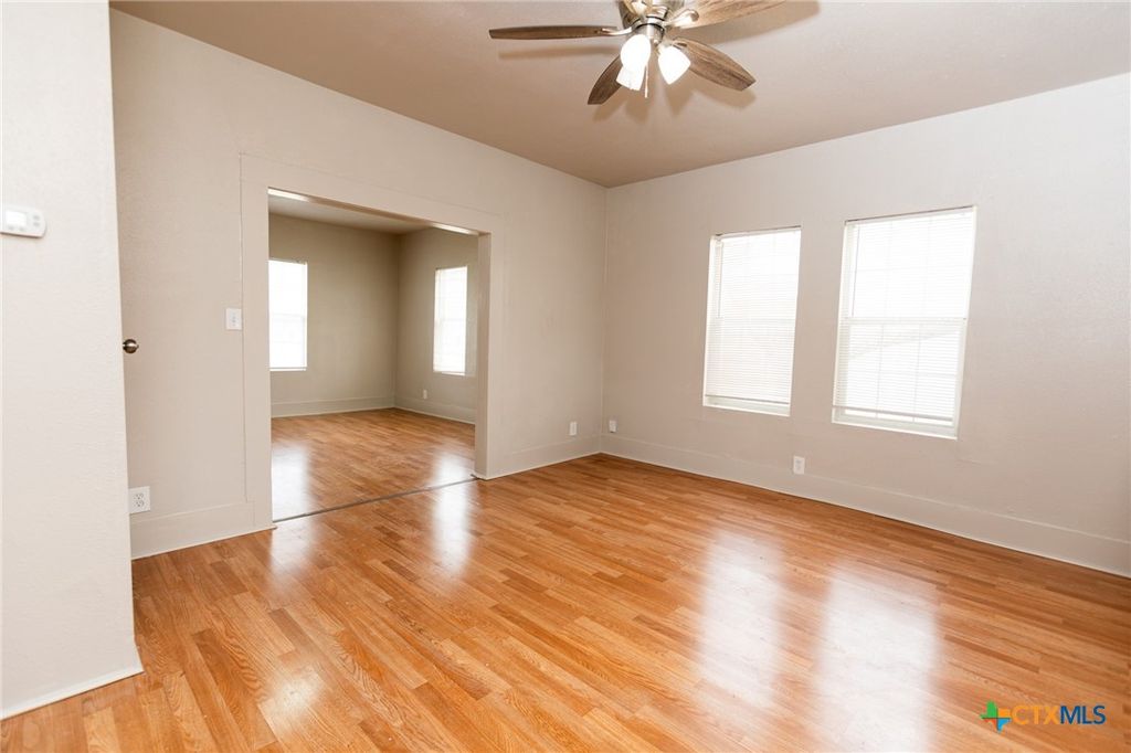 Image 10 of property listing at 905 N 9th Street, Temple, TX 76501