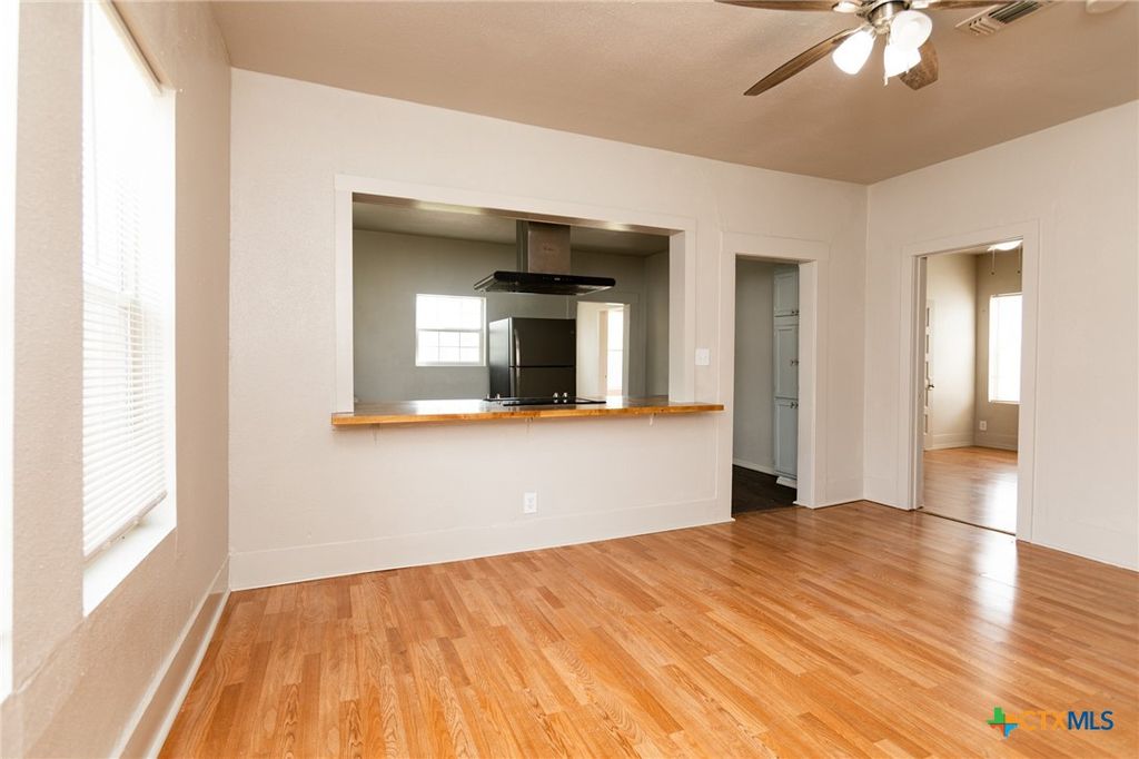 Image 12 of property listing at 905 N 9th Street, Temple, TX 76501