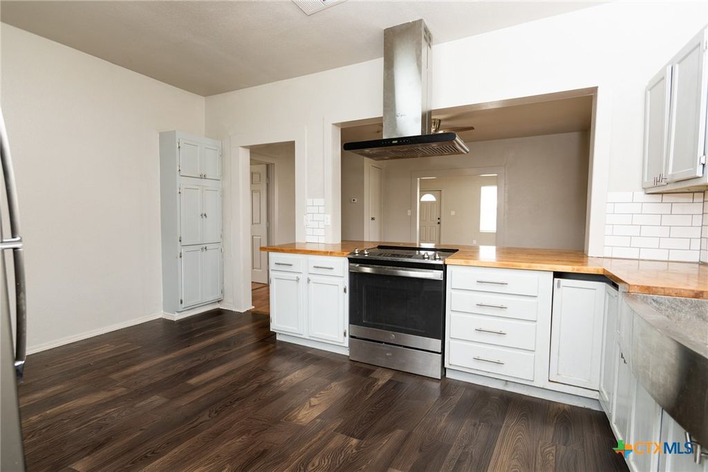 Image 13 of property listing at 905 N 9th Street, Temple, TX 76501