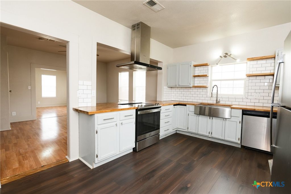 Image 14 of property listing at 905 N 9th Street, Temple, TX 76501