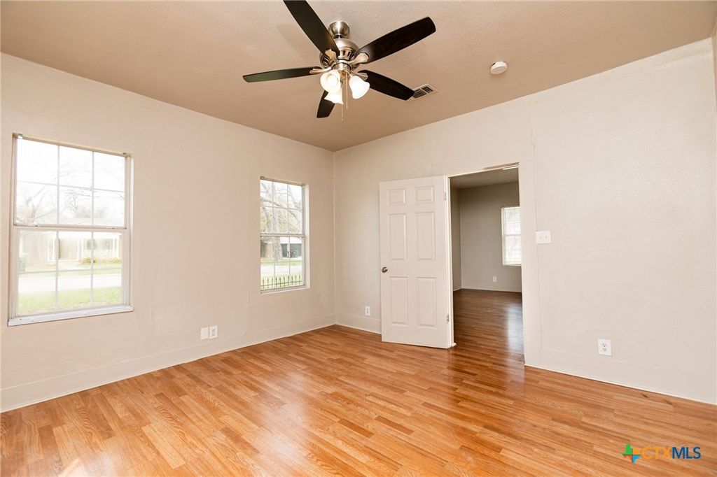 Image 17 of property listing at 905 N 9th Street, Temple, TX 76501