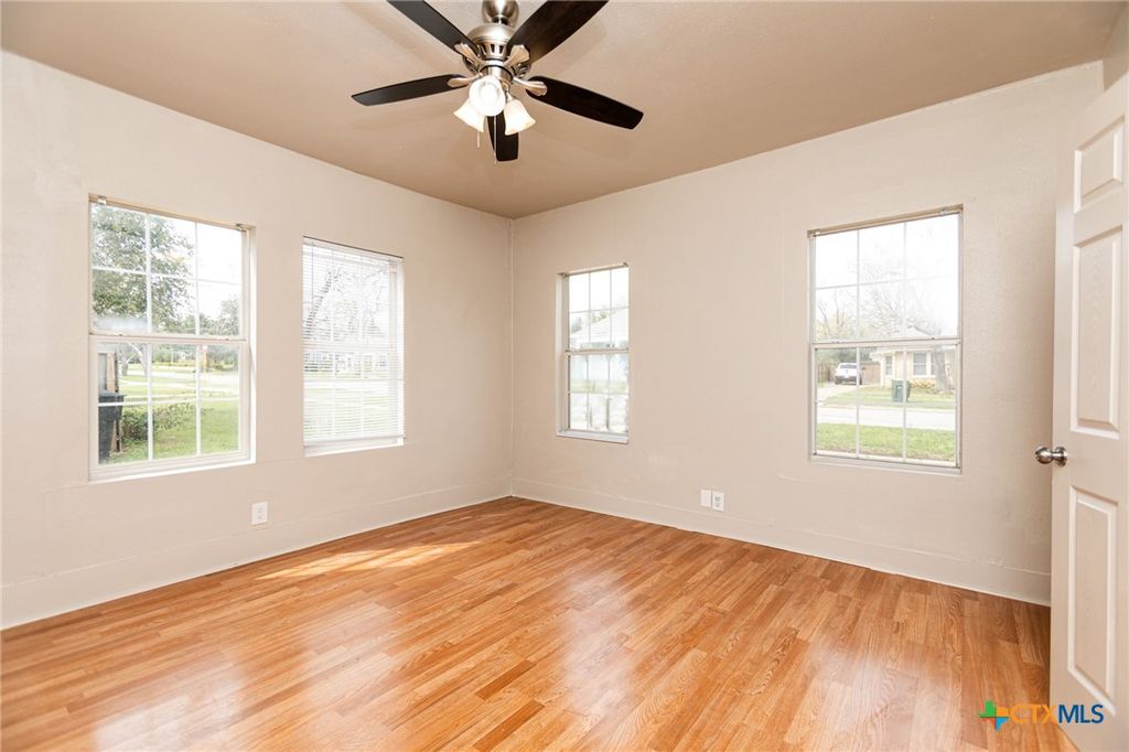 Image 18 of property listing at 905 N 9th Street, Temple, TX 76501