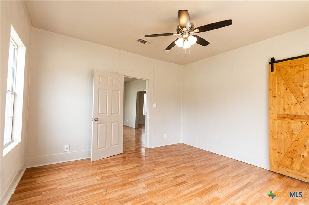Image 19 of property listing at 905 N 9th Street, Temple, TX 76501