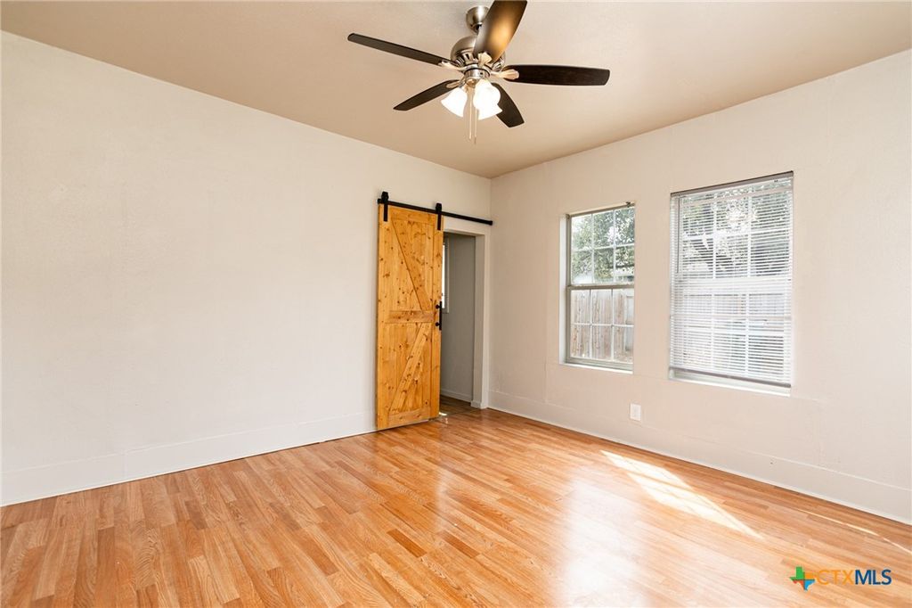 Image 20 of property listing at 905 N 9th Street, Temple, TX 76501