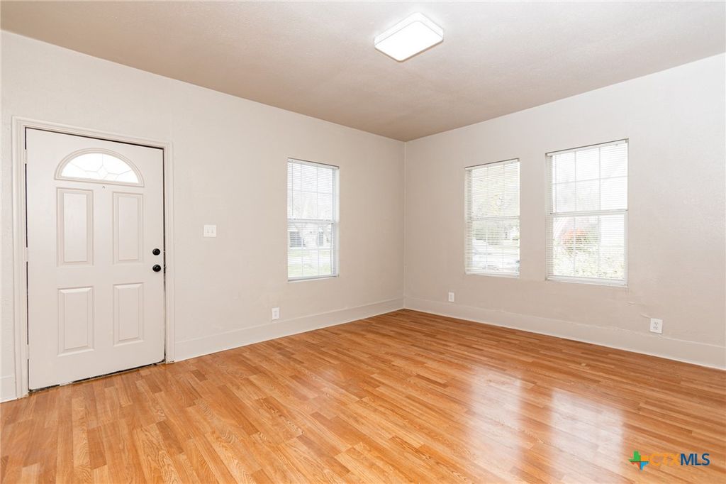 Image 6 of property listing at 905 N 9th Street, Temple, TX 76501