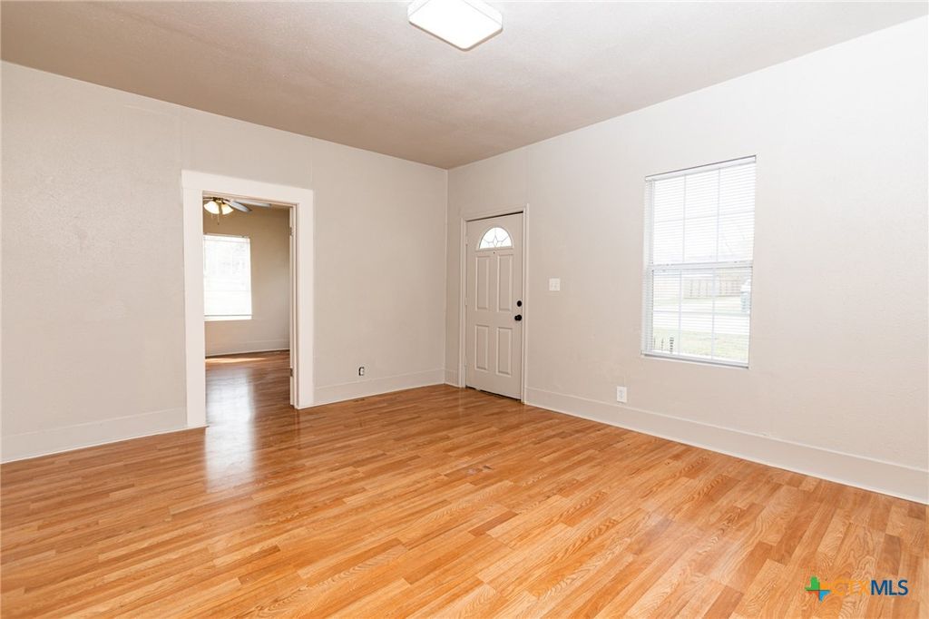 Image 7 of property listing at 905 N 9th Street, Temple, TX 76501