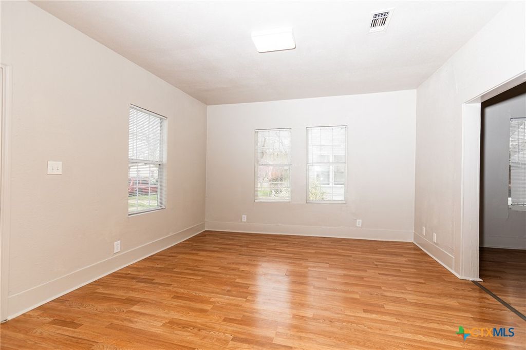 Image 8 of property listing at 905 N 9th Street, Temple, TX 76501