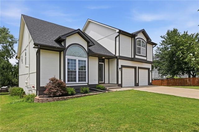 4904 Woodsonia Drive, Shawnee, KS 66226