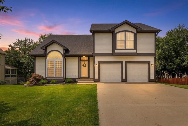 4904 Woodsonia Drive, Shawnee, KS 66226