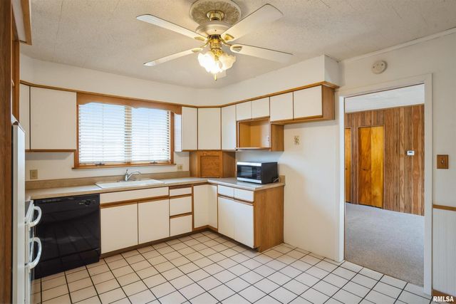 837 14TH Avenue S, Clinton, IA 52732