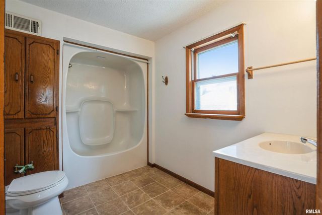 837 14TH Avenue S, Clinton, IA 52732